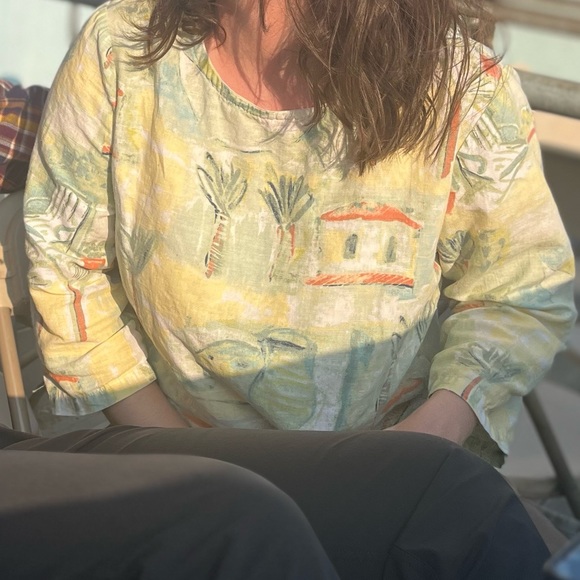 Linen pattern shirt. 3/4 sleeves and slightly cropped looking. Summery! - Picture 2 of 3